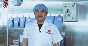 全國五一勞動(dòng)獎(jiǎng)?wù)芦@得者、陜西榆林四海食品配送有限責(zé)任公司生產(chǎn)班組組長 趙志新 李凡攝_副本.jpg