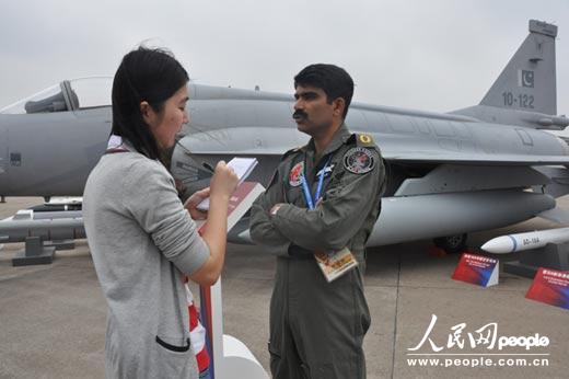 2012年11月15日下午,巴基斯坦空軍“黑蜘蛛”中隊首席飛行員 Ahsan上校在第九屆中國航展現(xiàn)場接受人民網(wǎng)英文記者朱蕤的采訪。 攝影:人民網(wǎng)阿文記者 翟轉(zhuǎn)麗