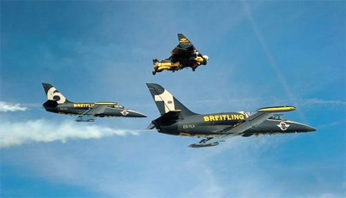伊夫·羅西與百年靈空中漫步特技飛行隊(duì)的波音史提曼雙翼飛機(jī)并肩飛翔