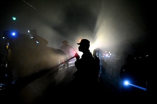 圖為4月14日,一名作業(yè)人員在陜西省渭南市隴海線太要站至豫靈站區(qū)間進(jìn)行聯(lián)控作業(yè)。祁映辰 攝_副本.jpg