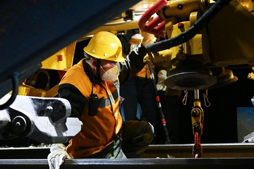 圖為4月14日,一名作業(yè)人員在陜西省渭南市隴海線太要站至豫靈站區(qū)間進(jìn)行清篩作業(yè)前的準(zhǔn)備工作。祁映辰 攝_副本.jpg