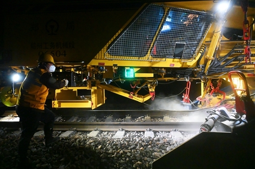 圖為4月14日,一名作業(yè)人員在陜西省渭南市隴海線太要站至豫靈站區(qū)間對(duì)清篩作業(yè)狀態(tài)進(jìn)行盯控。祁映辰 攝_副本.jpg